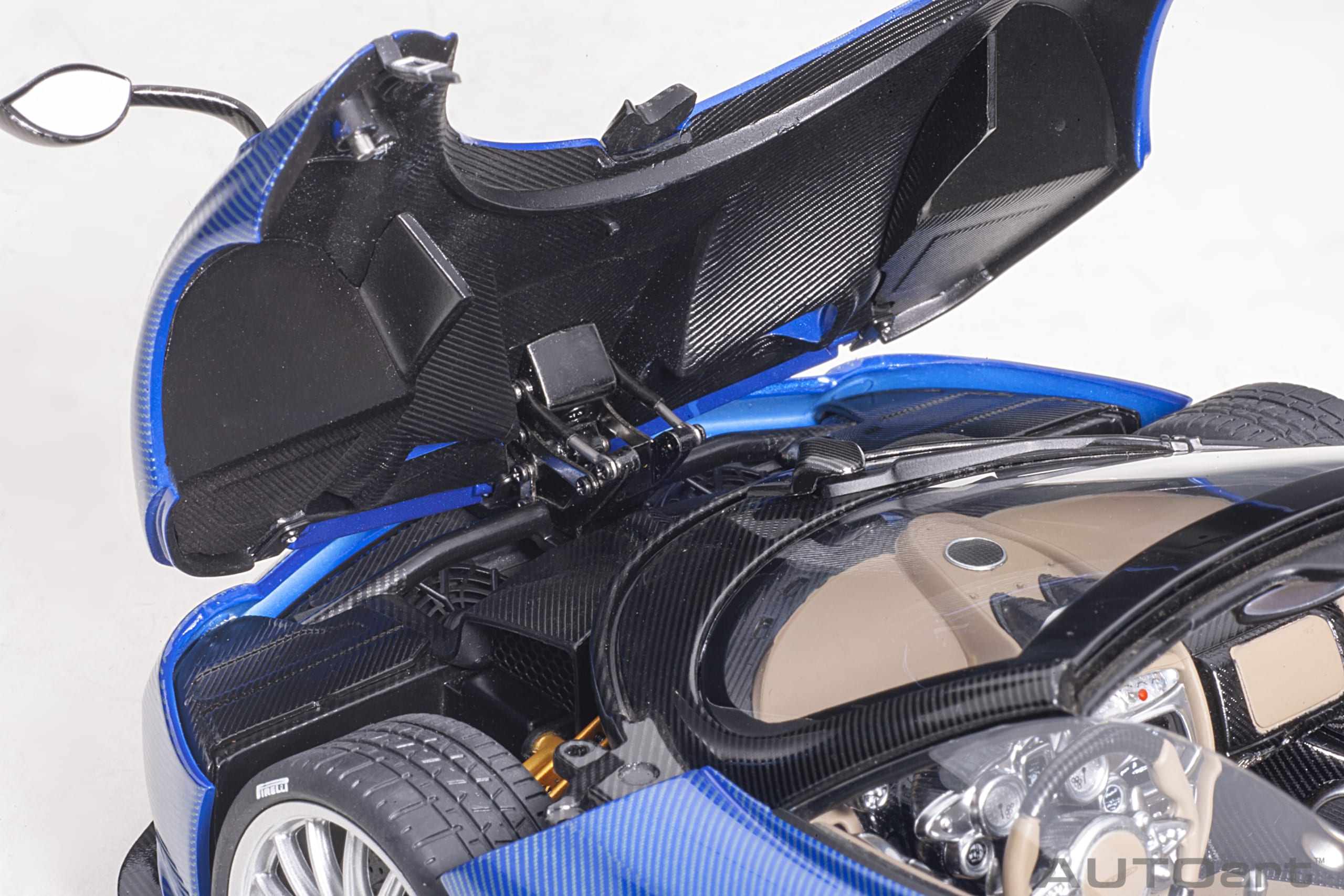 AUTOart 1:18 PAGANI HUAYRA ROADSTER (BLU TRICOLORE CARBON AUTOart 1:18 PAGANI HUAYRA ROADSTER (BLU TRICOLORE CARBON