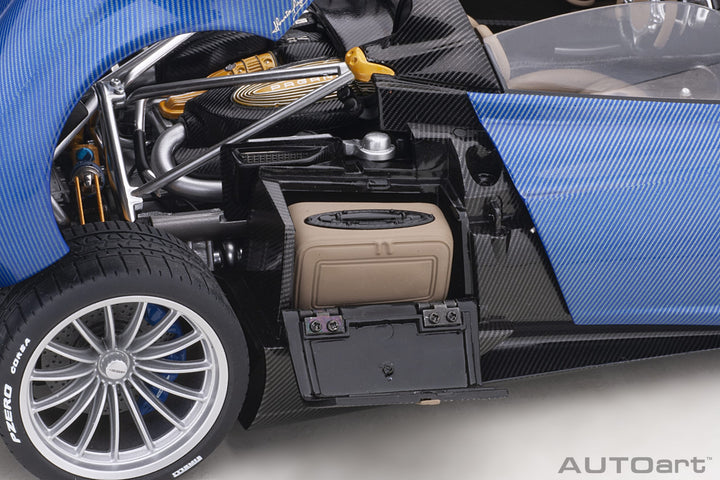 AUTOart 1:18 PAGANI HUAYRA ROADSTER (BLU TRICOLORE CARBON FIBER) 78286