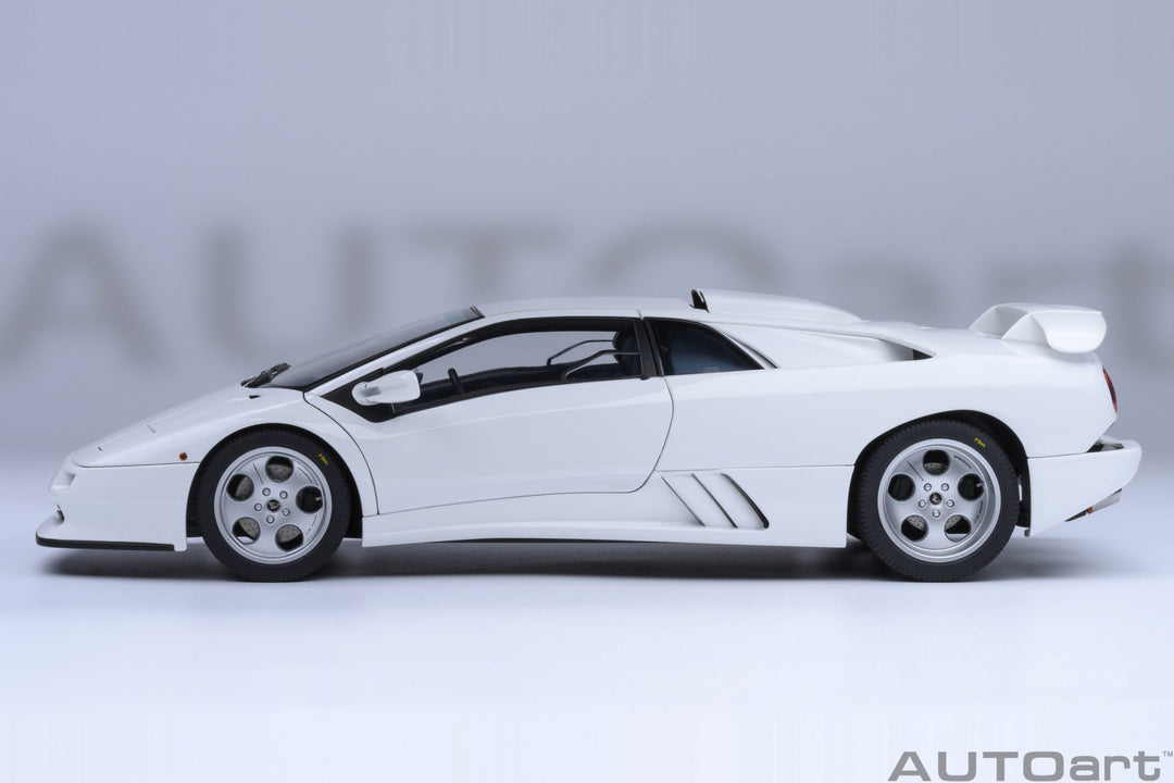 AUTOart 1:18 LAMBORGHINI DIABLO SE JOTA (Impact White) 79145