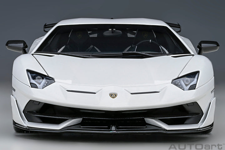 AUTOart 1:18 LAMBORGHINI AVENTADOR SVJ (BIANCO ASOPO/PEARL WHITE) 79217