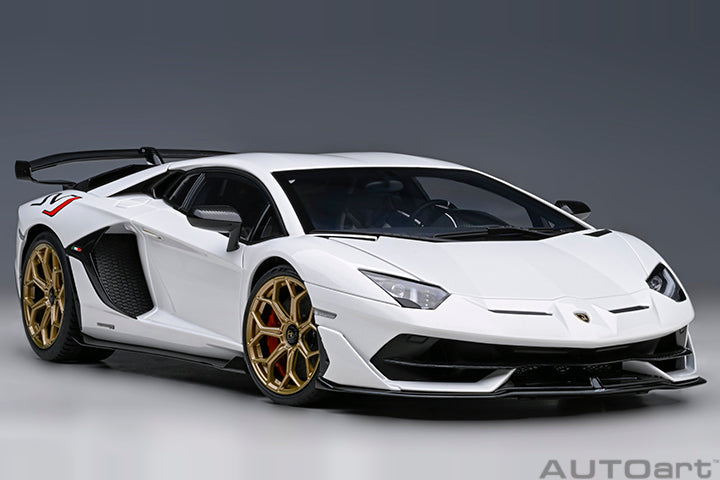 AUTOart 1:18 LAMBORGHINI AVENTADOR SVJ (BIANCO ASOPO/PEARL WHITE) 79217