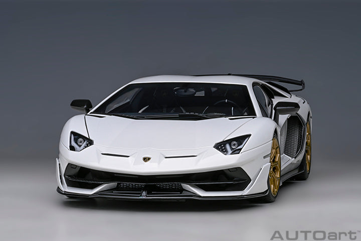 AUTOart 1:18 LAMBORGHINI AVENTADOR SVJ (BIANCO ASOPO/PEARL WHITE) 79217