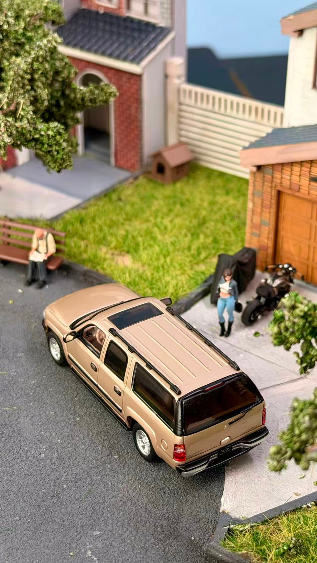 [Preorder] MK Miniatures 1:64 2003 Chevrolet Suburban Vintage Light Gold MK2401-04-A1