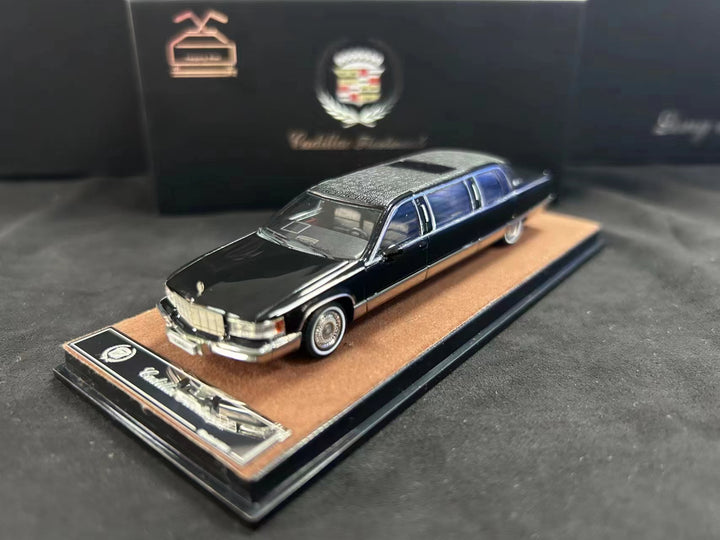 XiaoGuang Model 1:64 Cadillac Fleetwood (2 Colours)