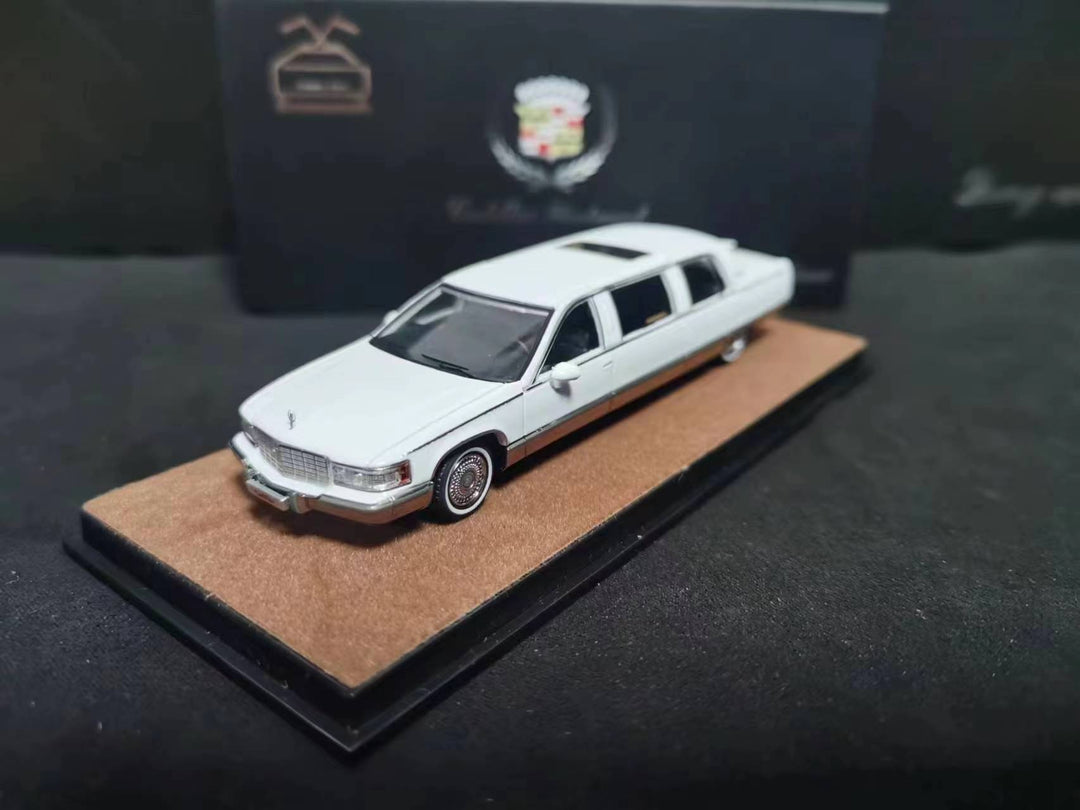 XiaoGuang Model 1:64 Cadillac Fleetwood (2 Colours)