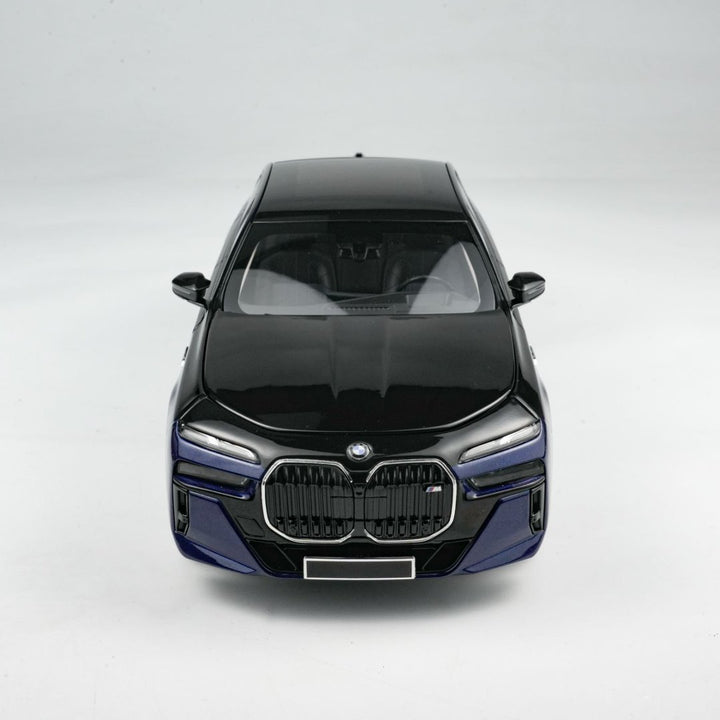 MINICHAMPS 1:18 BMW i7 M70 (G70) – 2024 BLUE METALLIC/BLACK METALLIC 110023701
