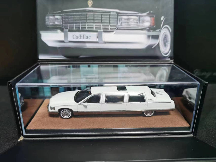 XiaoGuang Model 1:64 Cadillac Fleetwood (2 Colours)