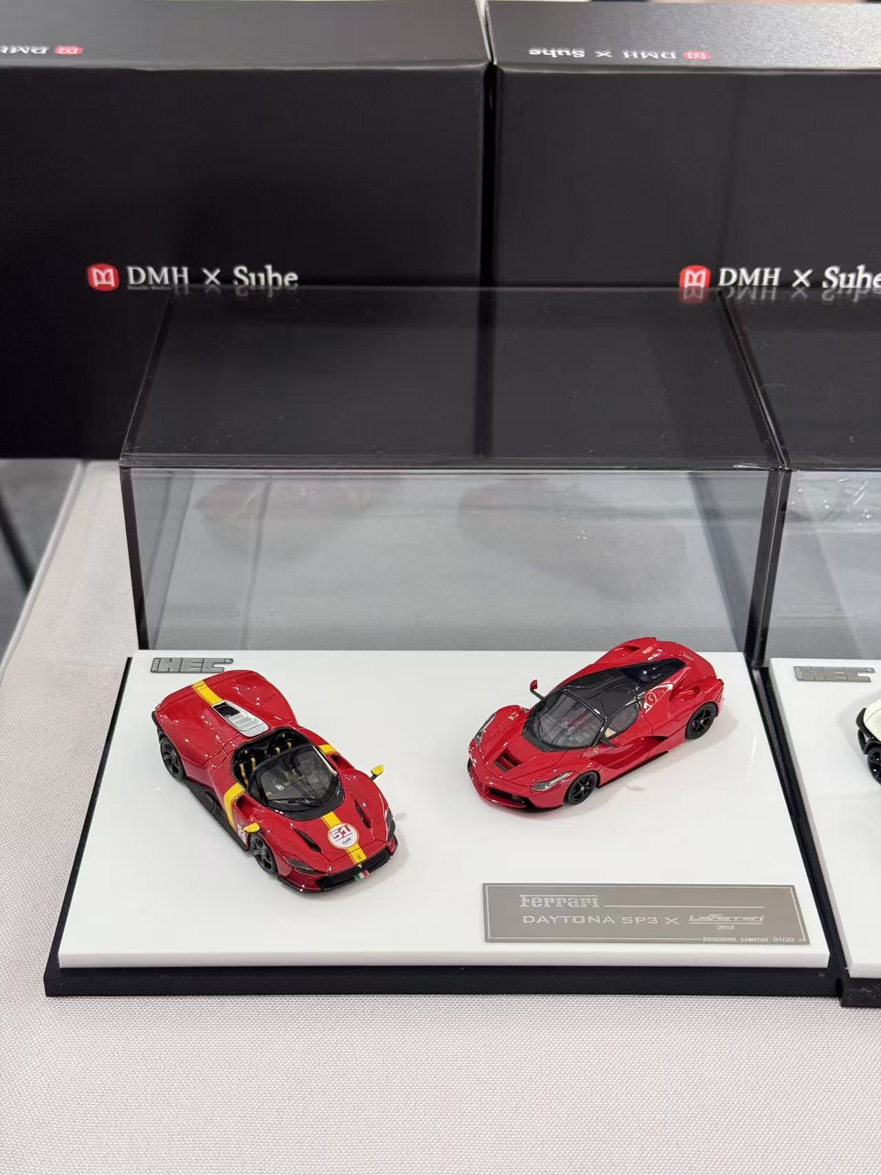Preorder] DMH x Suhe 1:64 Ferrari SP3 and Lamborghini LP720 2 Car