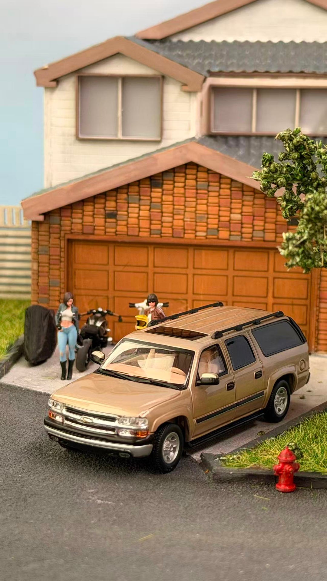 [Preorder] MK Miniatures 1:64 2003 Chevrolet Suburban Vintage Light Gold MK2401-04-A1
