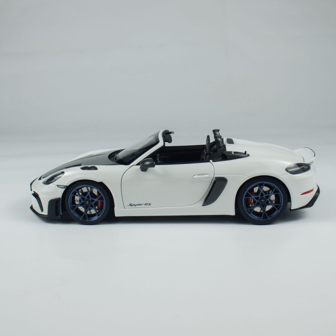 Minichamps 1:18 Caymen 718 Spyder RS Weissach Package 110063130/ 110063131