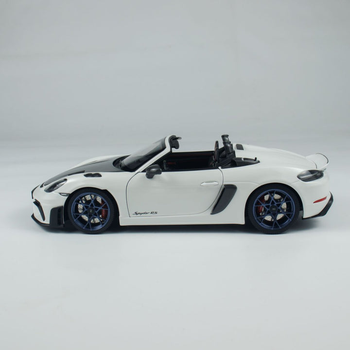 Minichamps 1:18 Caymen 718 Spyder RS Weissach Package 110063130/ 110063131