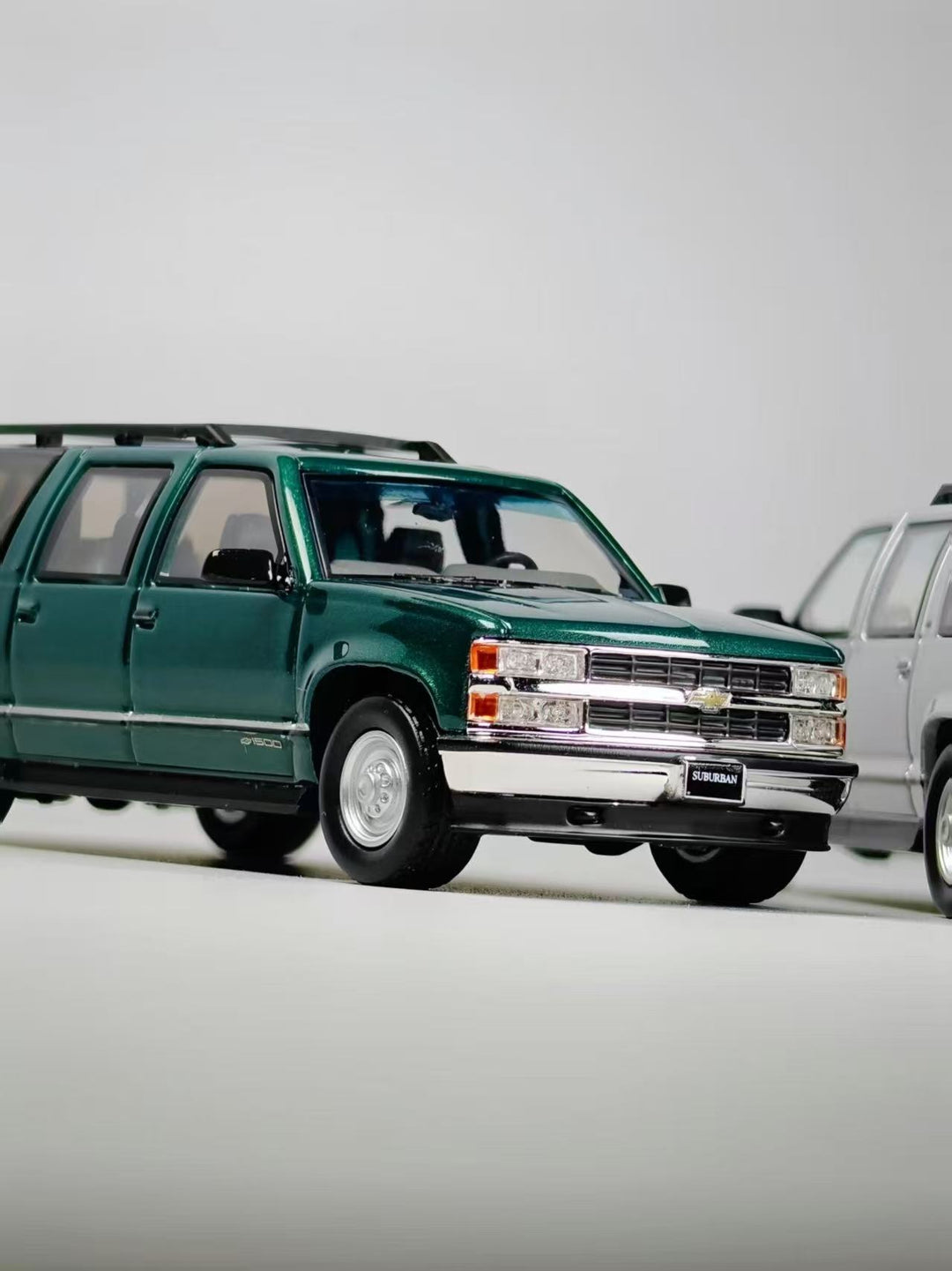 [Preorder] BLISS 1:64 Chevrolet Suburban (2 Colours)
