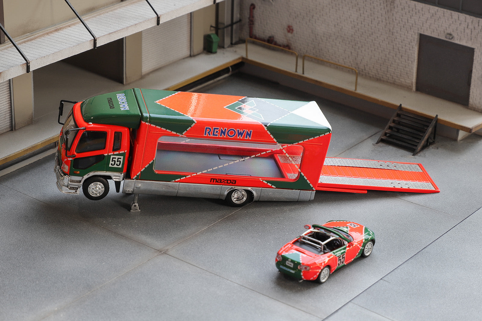 Shadow Pro 1:64 Mitsubishi lift box transporter Set - Mazda 787B