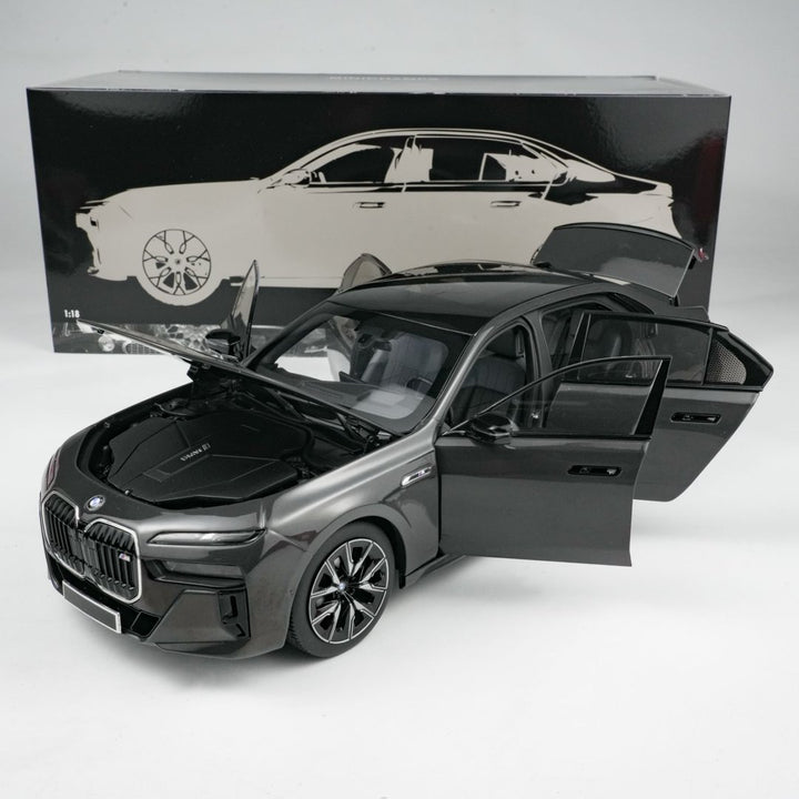 MINICHAMPS 1:18 BMW i7 M70 (G70) – 2024 GREY METALLIC 110023700