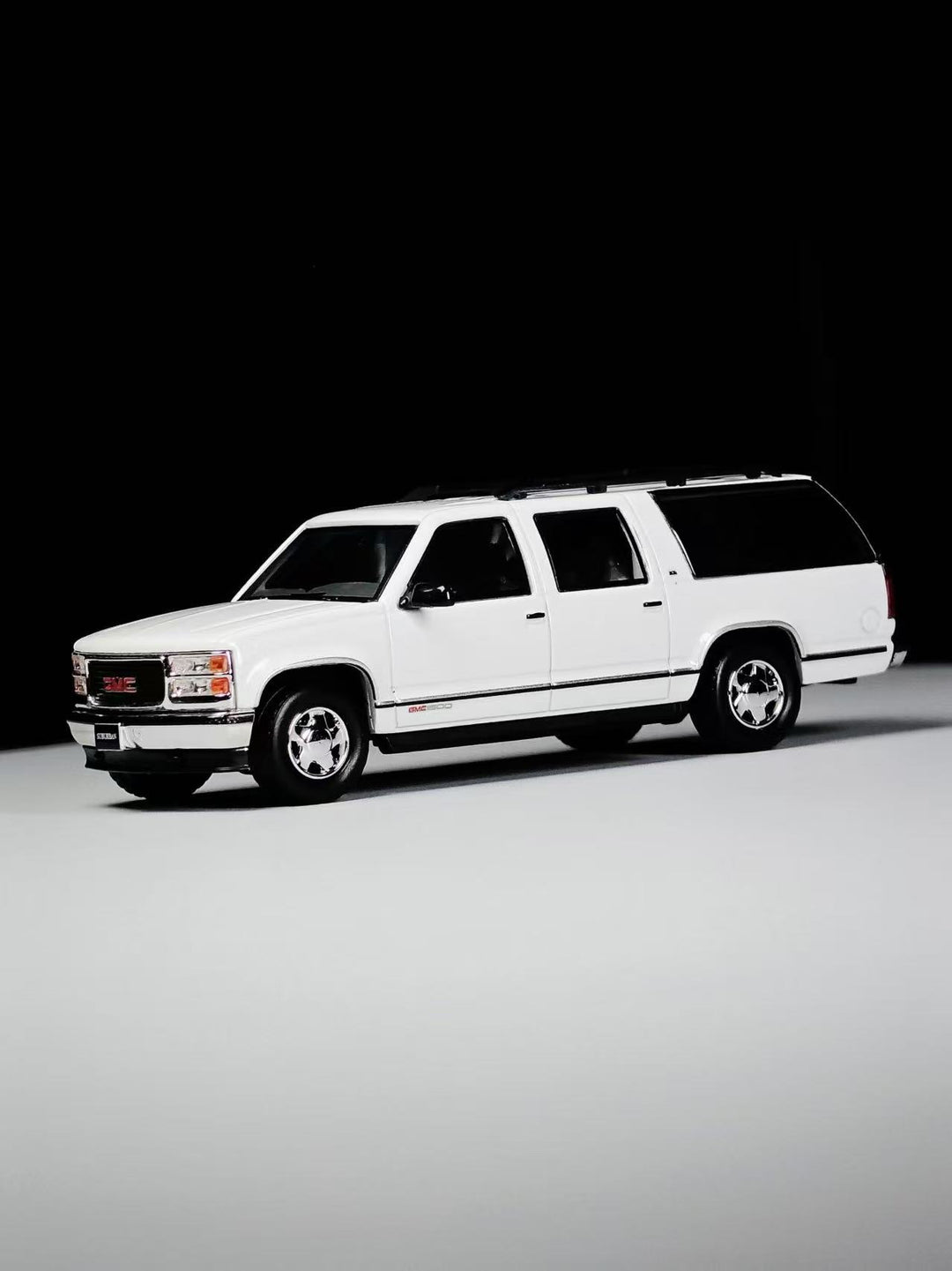 [Preorder] BLISS 1:64 Chevrolet Suburban Ivory White