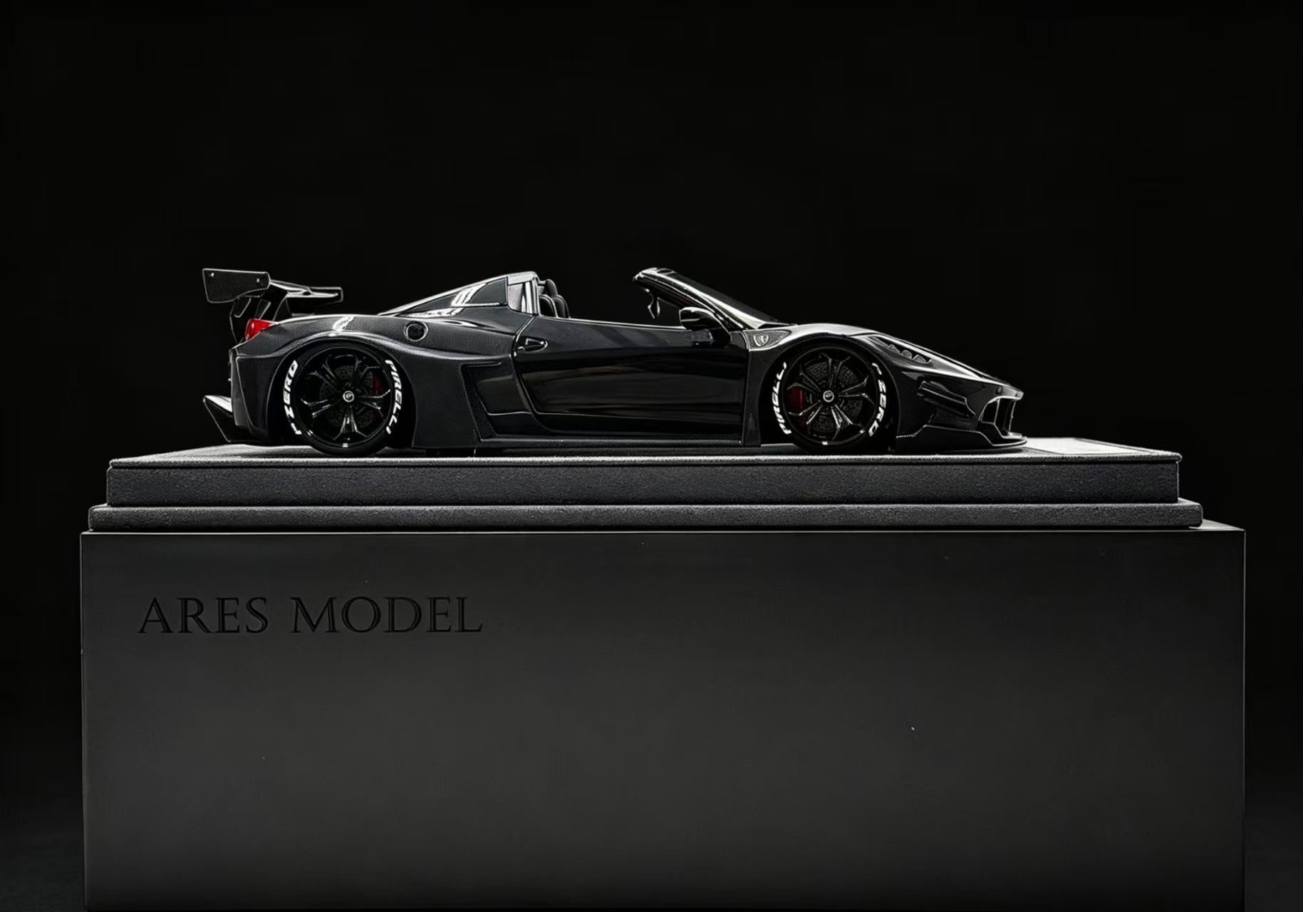 ARES Model 1:18 LB-SILHOUETTE WORKS 458 GT SPIDER Carbon / Black