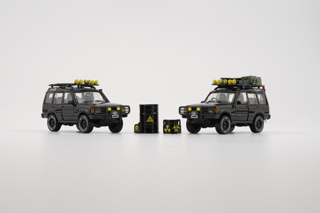 BM Creation 1:64 Land Rover 1998 Discovery1 - Black Smile w/Accessory LHD