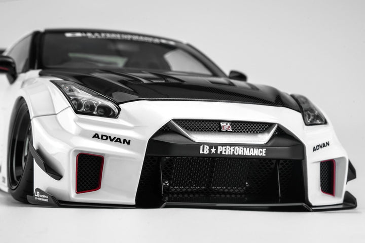[Preorder] MOTORHELIX 1:18 LB-SILHOUETTE WORKS GT NISSAN 35GT-RR VER.2 (2 Colours) M80803/ M80801