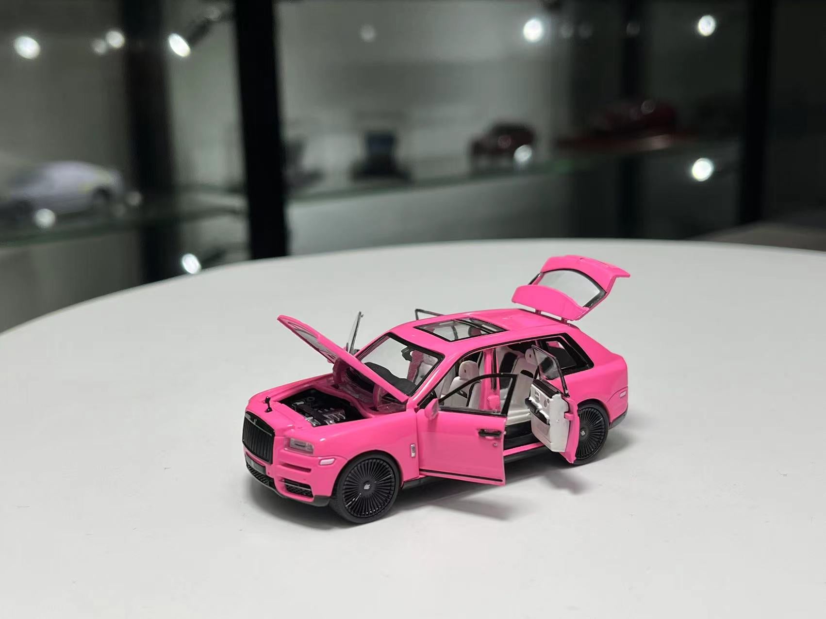 DCM 1:64 Rolls Royce Cullinan Pink/ Red – Horizon Diecast