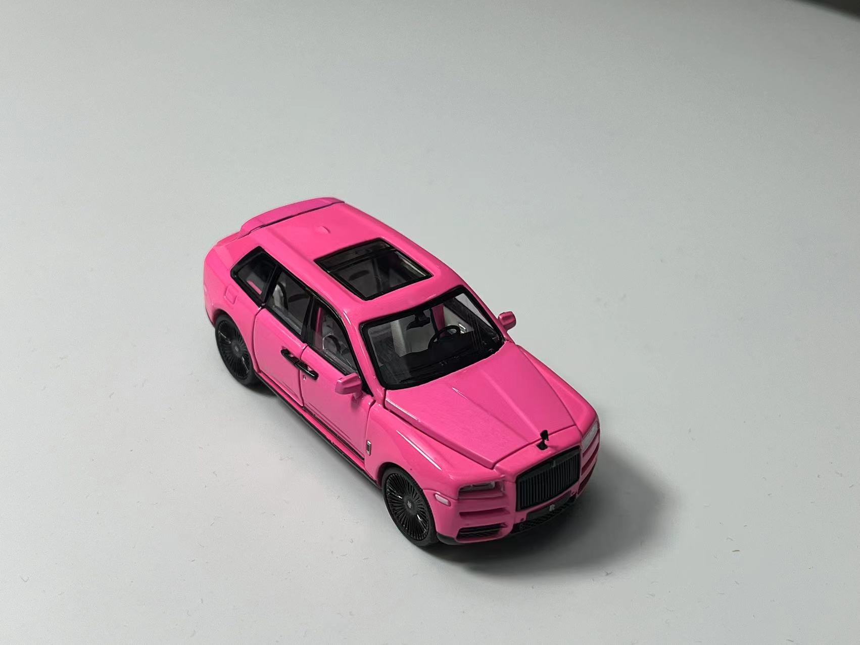 DCM 1:64 Rolls Royce Cullinan Pink/ Red – Horizon Diecast
