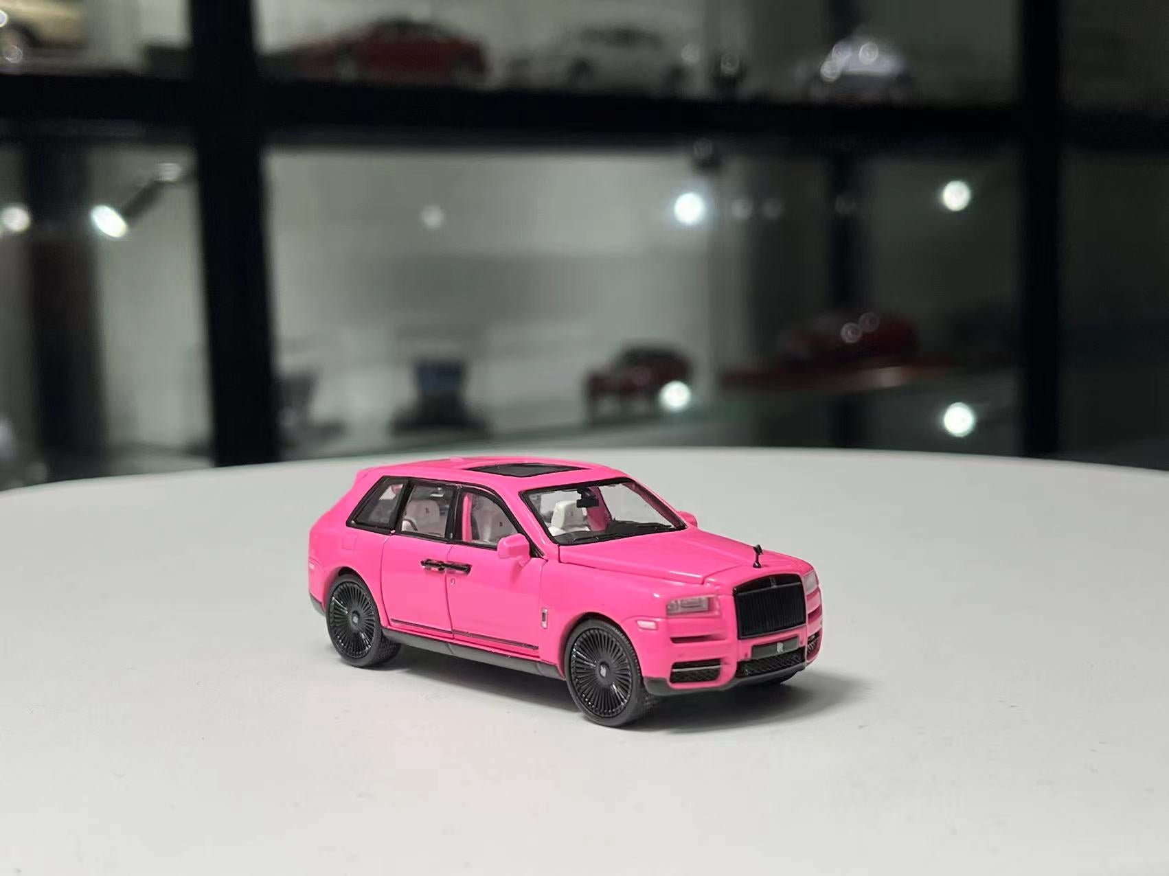 DCM 1:64 Rolls Royce Cullinan Pink/ Red – Horizon Diecast