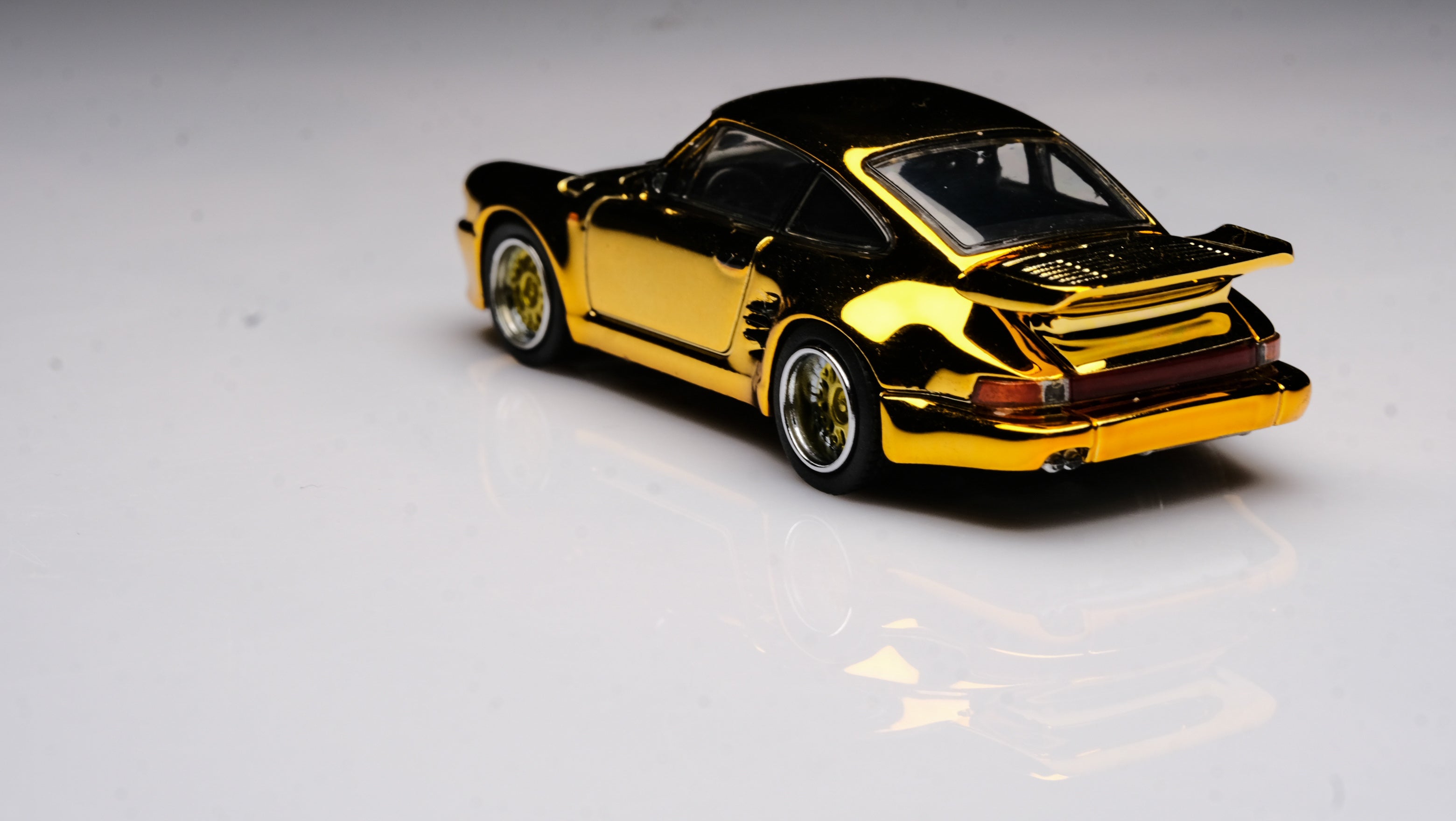 Master 1:64 Porsche 911 (930) Turbo - Chrome Gold – Horizon Diecast
