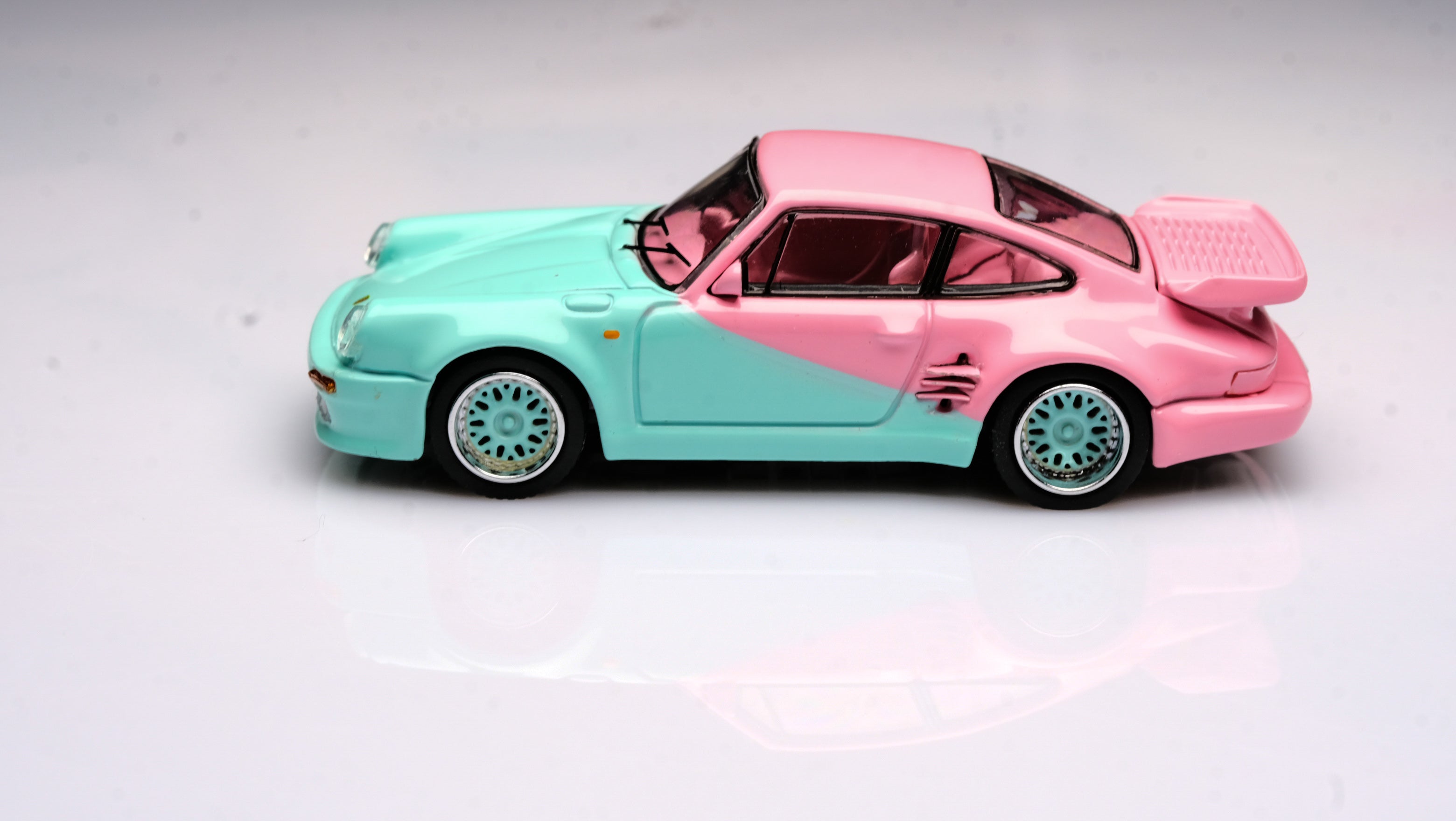 Master 1:64 Porsche 911 (930) Turbo - Pink/Green – Horizon Diecast