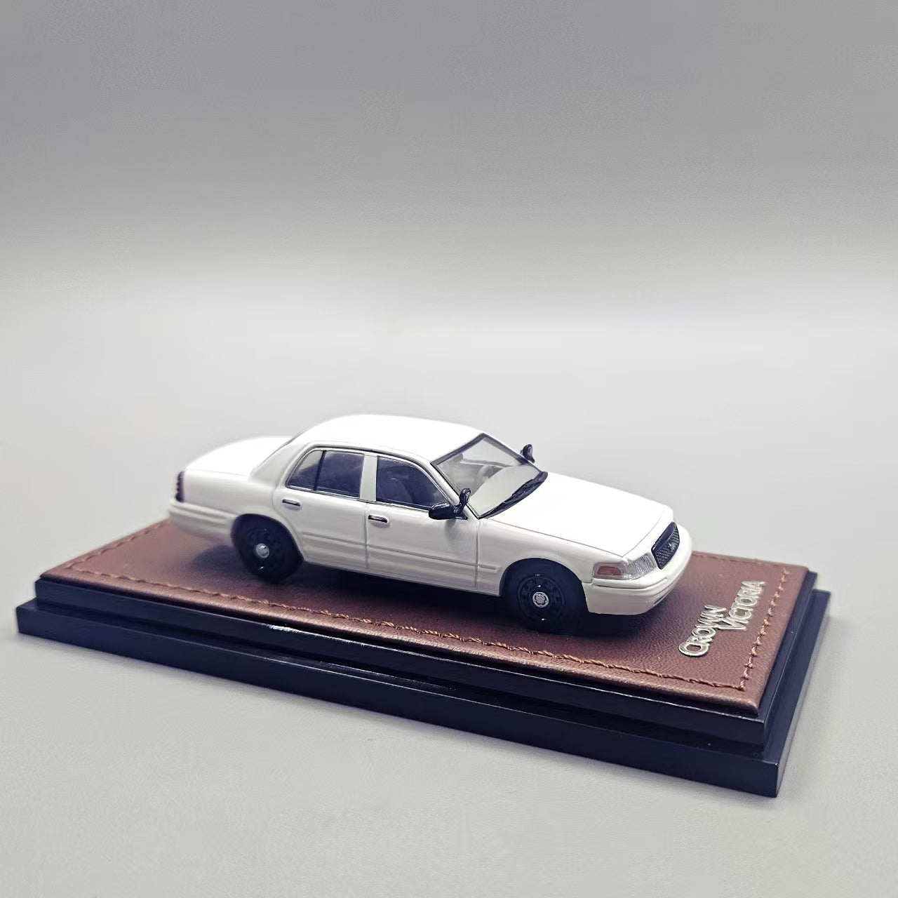 GOC 1:64 Ford Crown Victoria White – Horizon Diecast