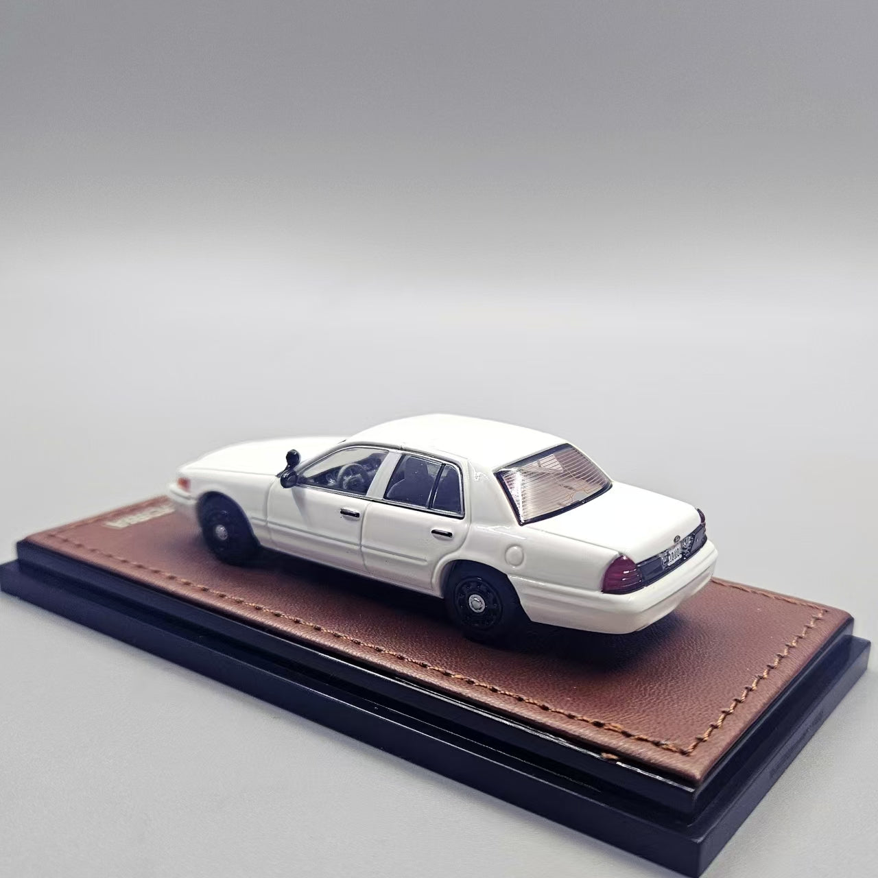GOC 1:64 Ford Crown Victoria White – Horizon Diecast