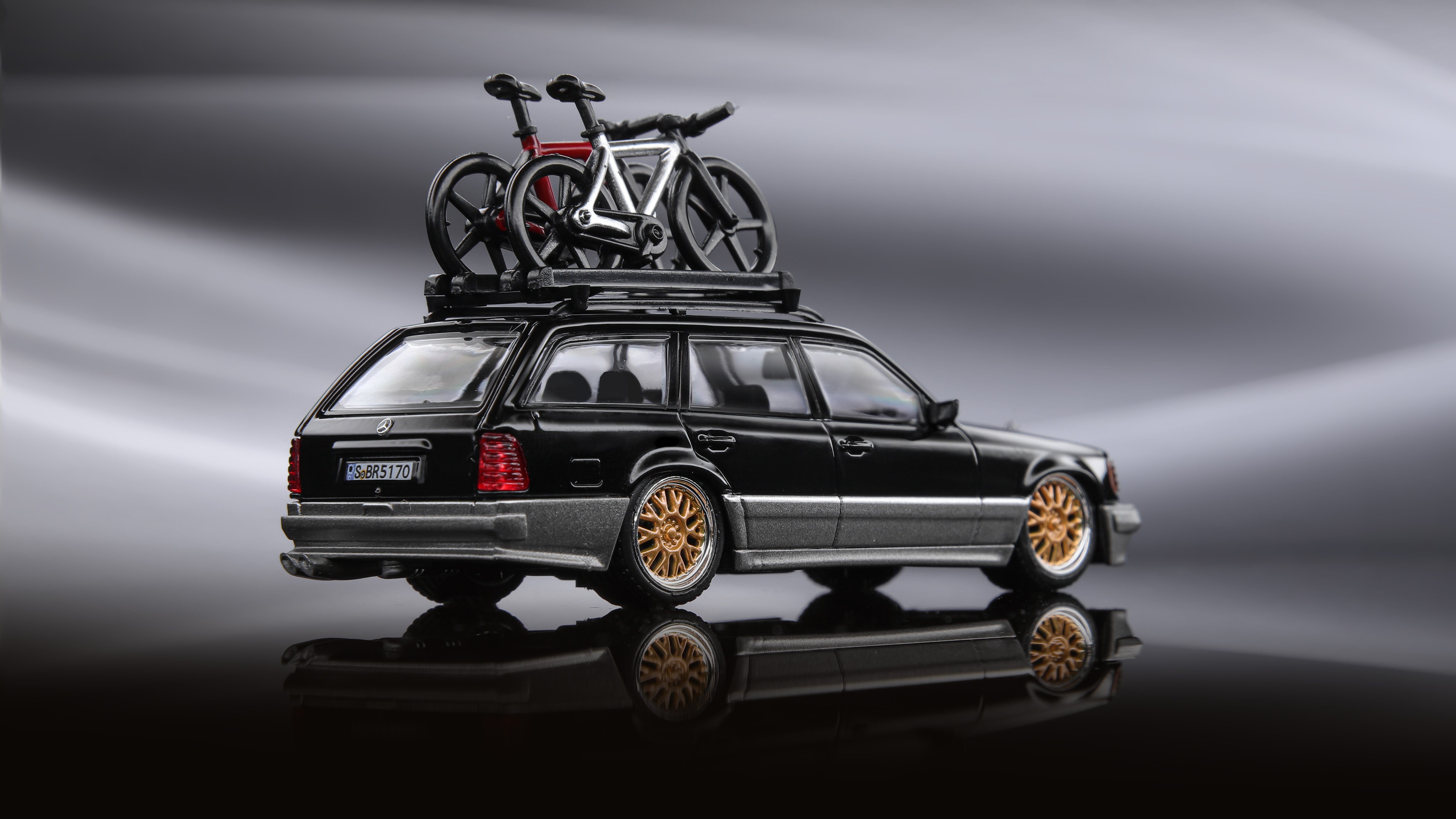Mortal 1:64 Mercedes-Benz S124 Wagon Black / Green (4