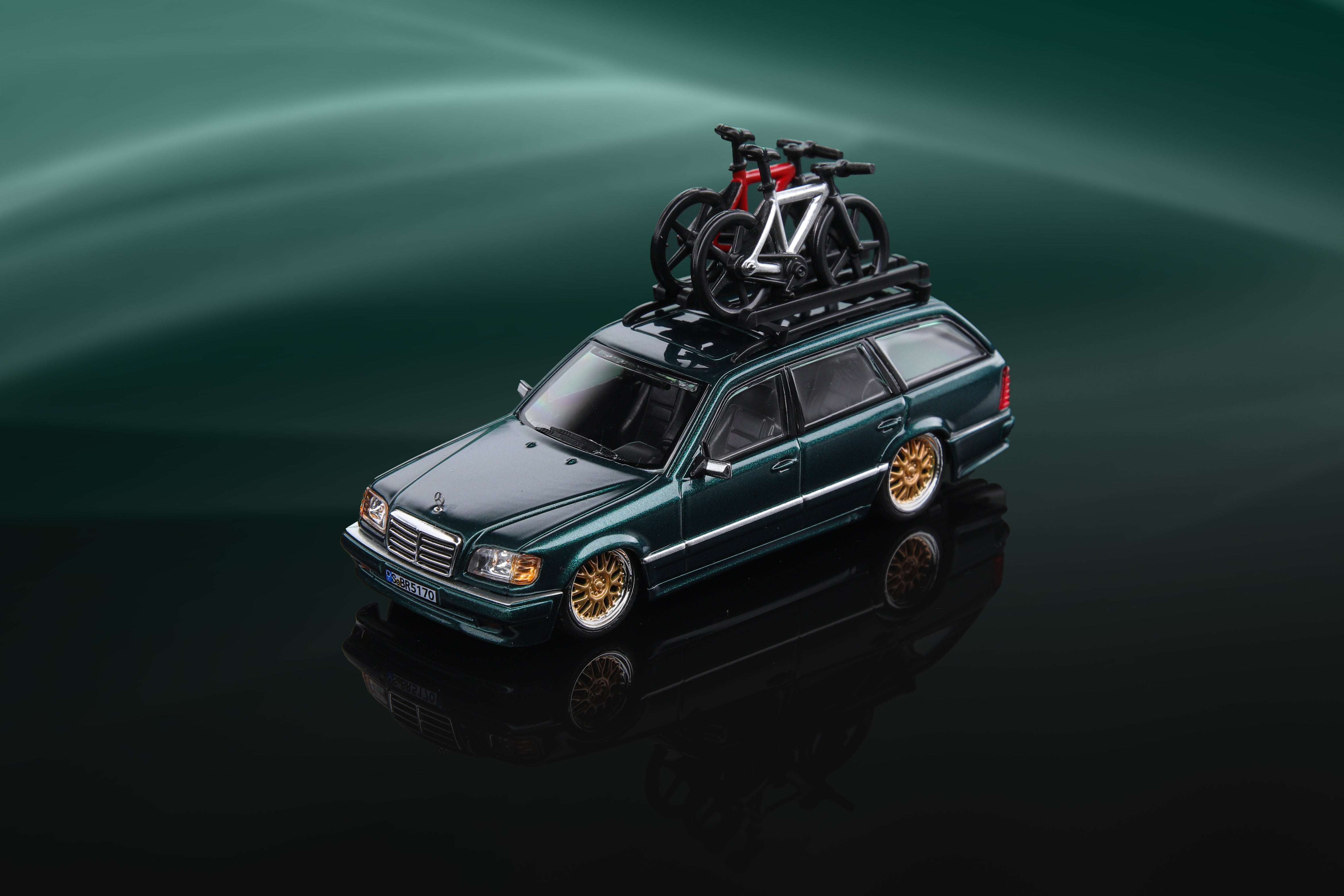 Mortal 1:64 Mercedes-Benz S124 Wagon Black / Green (4