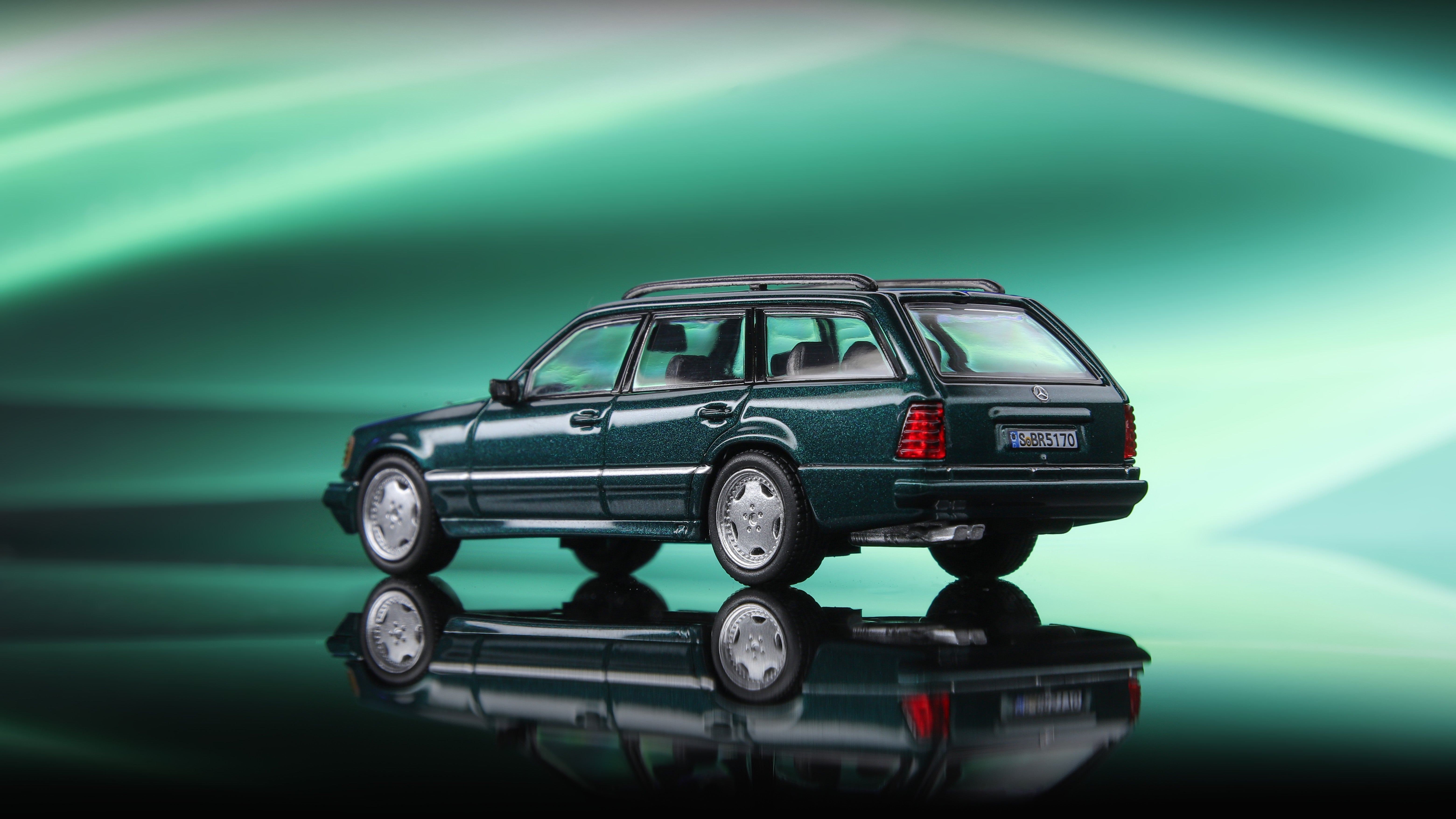 Mortal 1:64 Mercedes-Benz S124 Wagon Black / Green (4