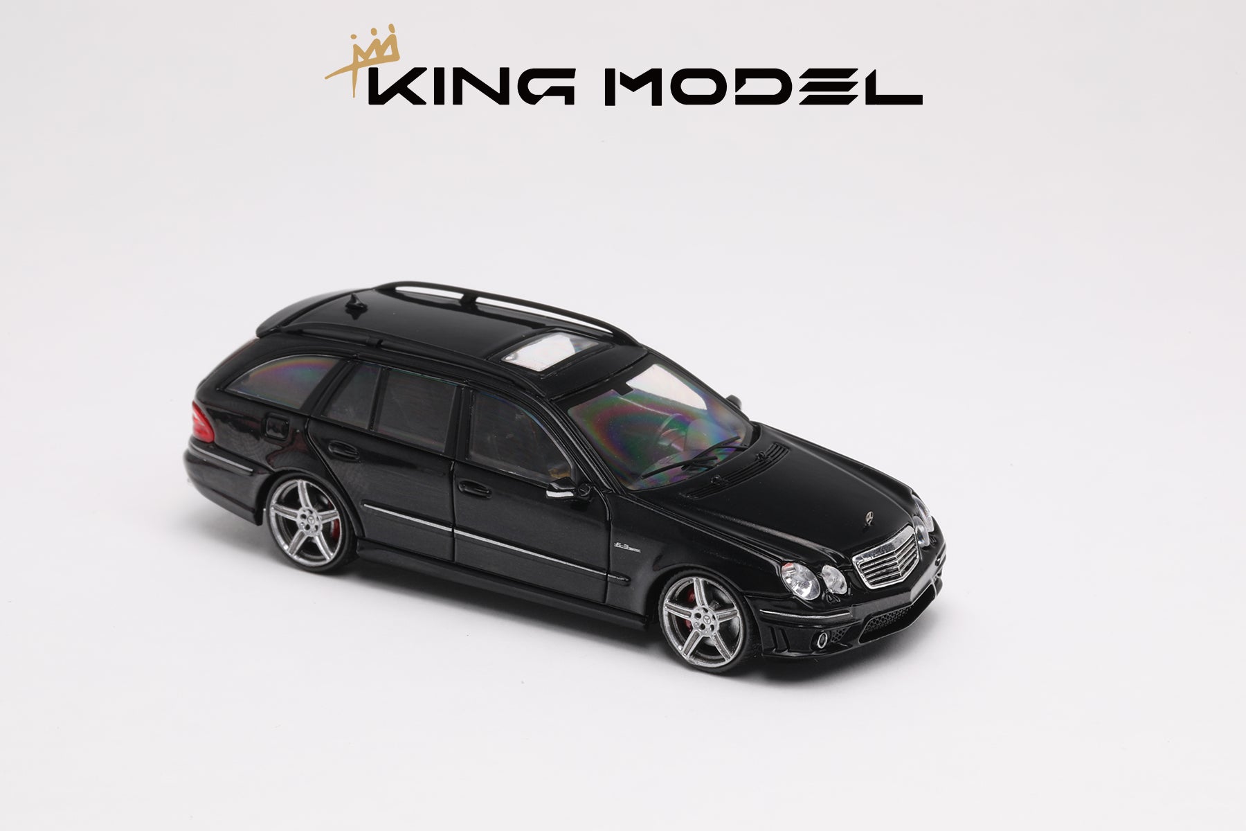 King Model 1:64 Mercedes-Benz E63 AMG Travel Version W211 (2