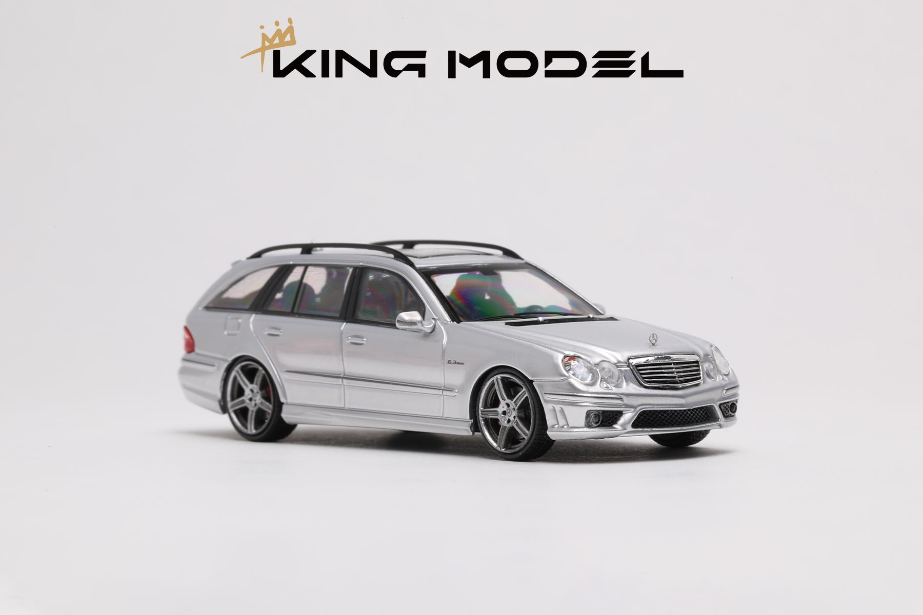 King Model 1:64 Mercedes-Benz E63 AMG Travel Version W211 (2