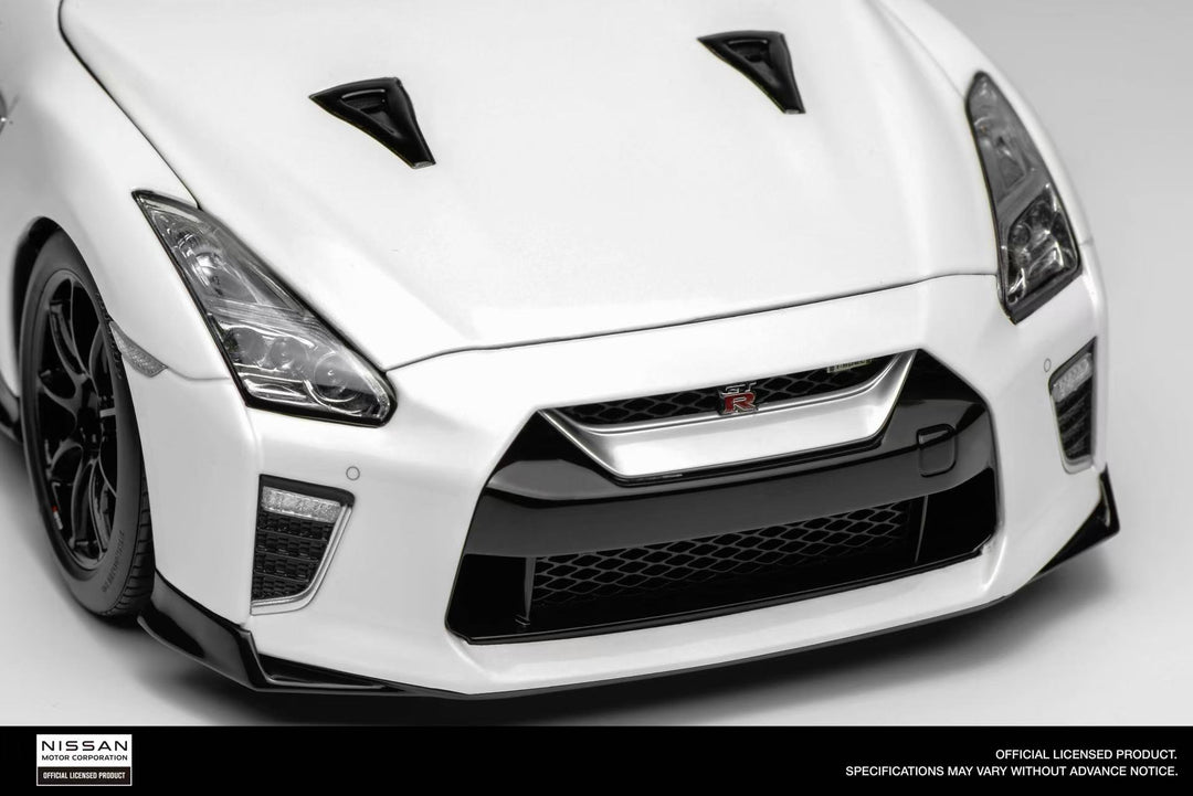 Motorhelix 1:18 Nissan GT-R (R35) Track Edition Engineered by NISMO 2020 (3 Colors)