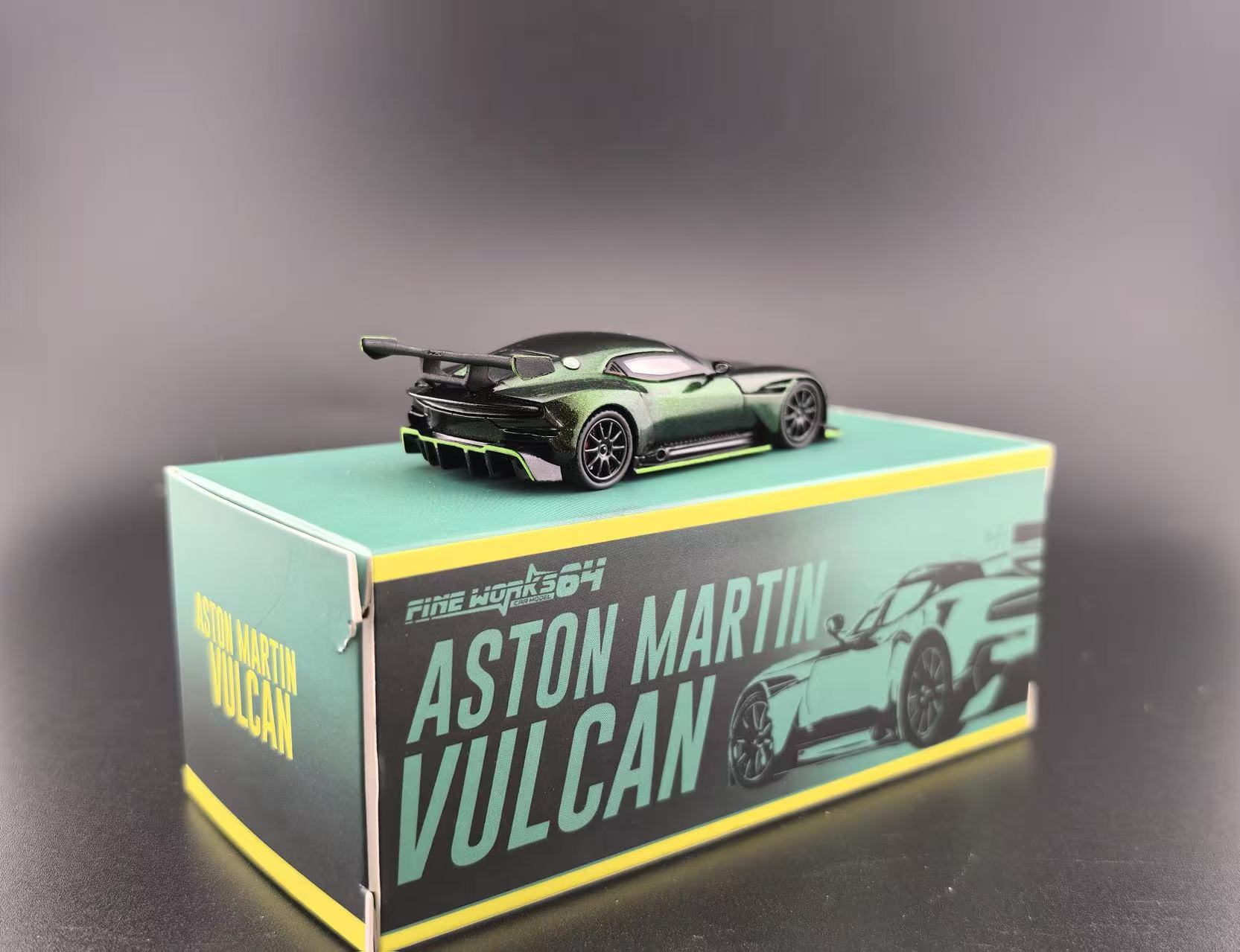 【新品】Aston Martin Vulcan 1/64ミニカー　グリーン 1/64 Fine Work Aston Martin Vulcan (Green) Diecast Car Model