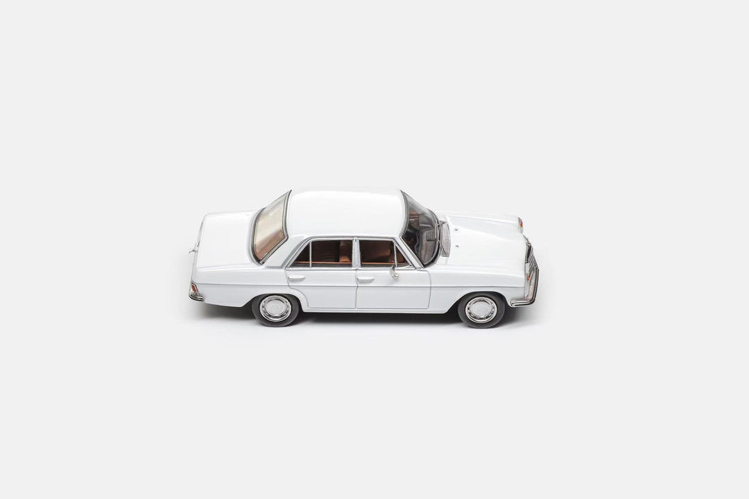 [Preorder] Maxwell Model 1:64 Mercedes-Benz 200 W114 (4 Colours)