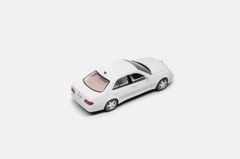 [Preorder] Maxwell Model 1:64 Mercedes-Benz E320 W210 (4 Colours)