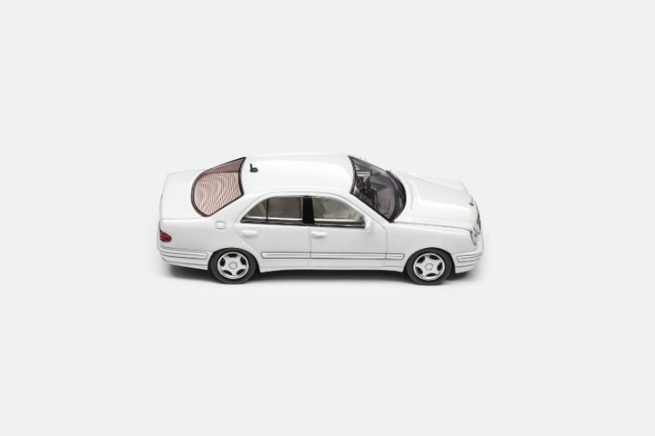 [Preorder] Maxwell Model 1:64 Mercedes-Benz E320 W210 (4 Colours)