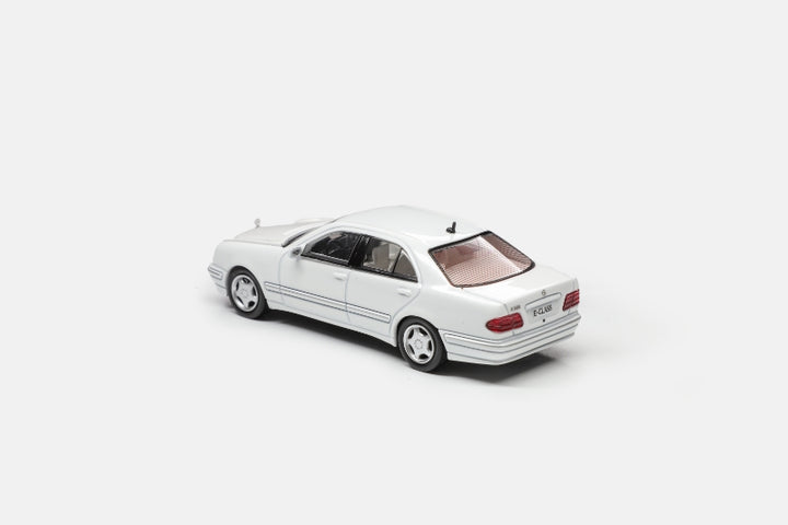[Preorder] Maxwell Model 1:64 Mercedes-Benz E320 W210 (4 Colours)