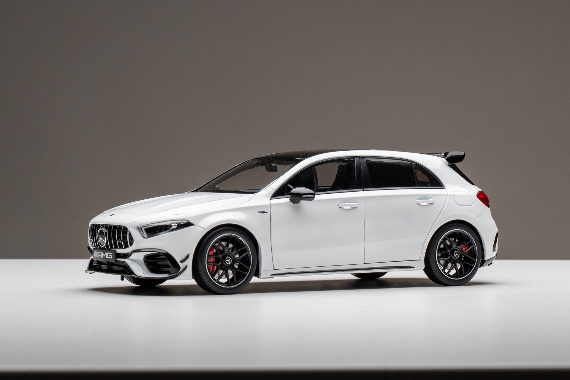 Kiloworks 1:18 Mercedes-Benz AMG A45 S White LHD KLW000303