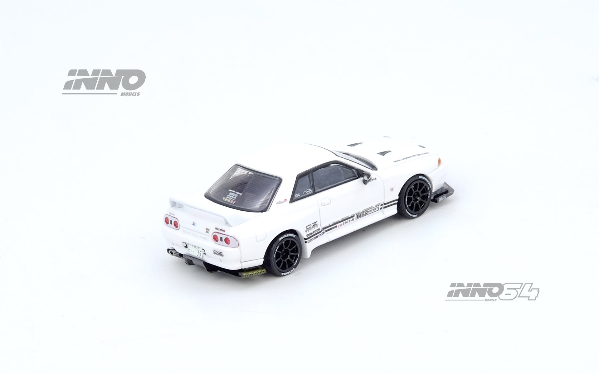 INNO64 スカイラインGT-R R32 クリスタルホワイト オプション付き 1:64 Inno64 Nissan Skyline GTR R32 Crystal White – toyznetwork