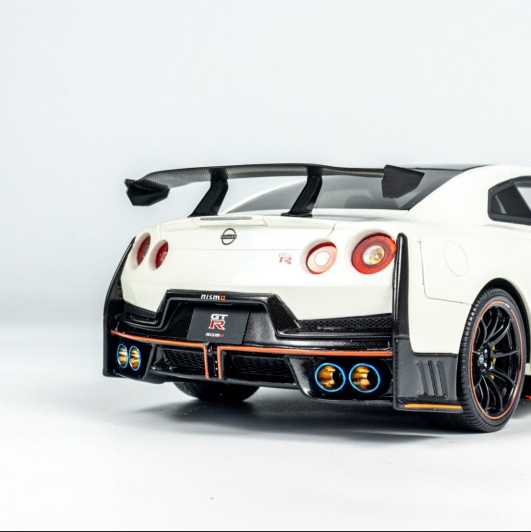 値下げ NIssan GT-R ニスモ ホワイト 1/8スケール Kyosho 1:18 Nissan GT-R NISMO 2024 Special Edition (WHITE