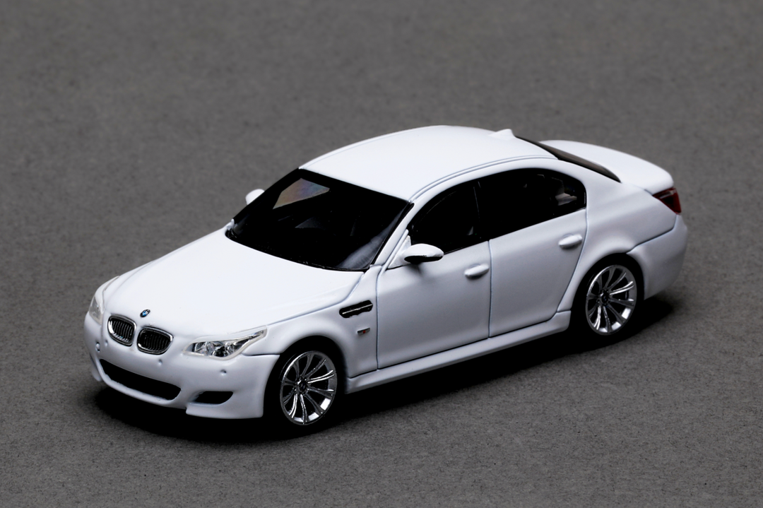[Preorder] King Model 1:64 BMW M5 Sedan and Wagon (4 Versions)