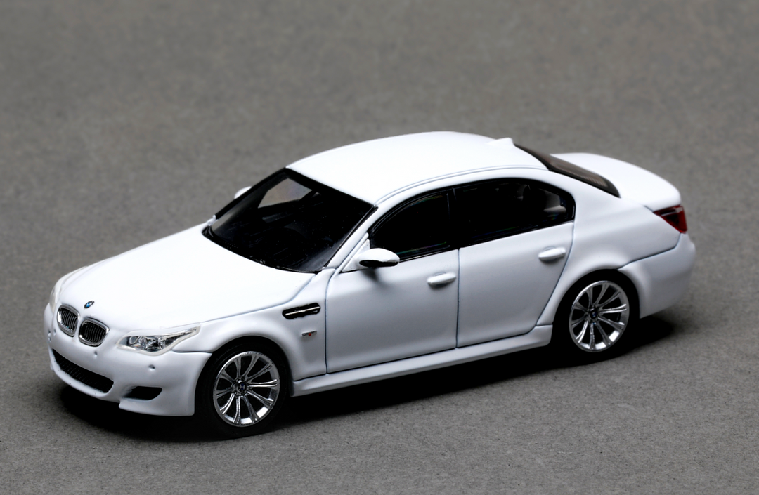 [Preorder] King Model 1:64 BMW M5 Sedan and Wagon (4 Versions)