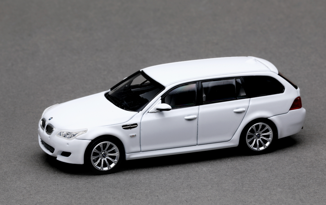 [Preorder] King Model 1:64 BMW M5 Sedan and Wagon (4 Versions)