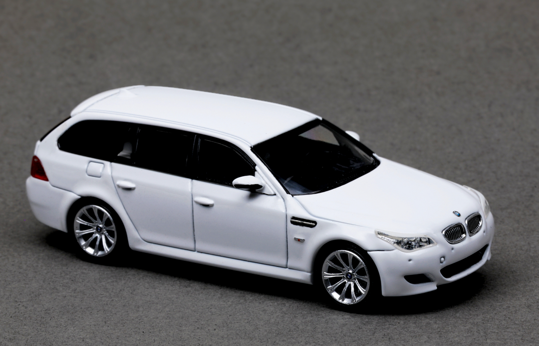 [Preorder] King Model 1:64 BMW M5 Sedan and Wagon (4 Versions)