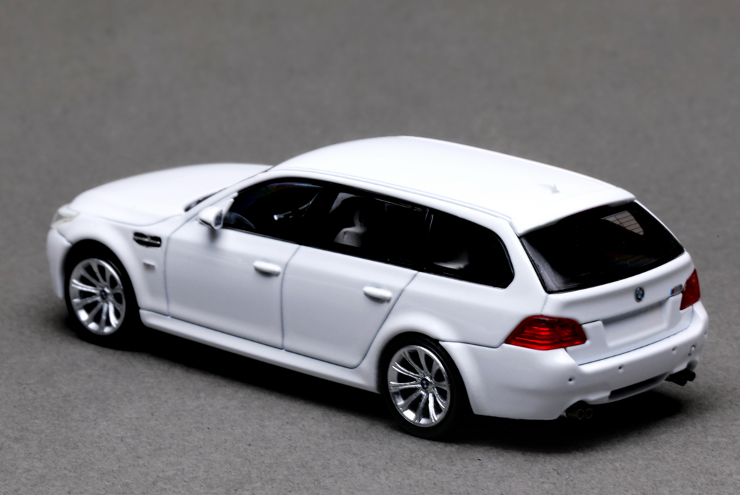 [Preorder] King Model 1:64 BMW M5 Sedan and Wagon (4 Versions)