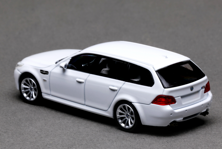 [Preorder] King Model 1:64 BMW M5 Sedan and Wagon (4 Versions)
