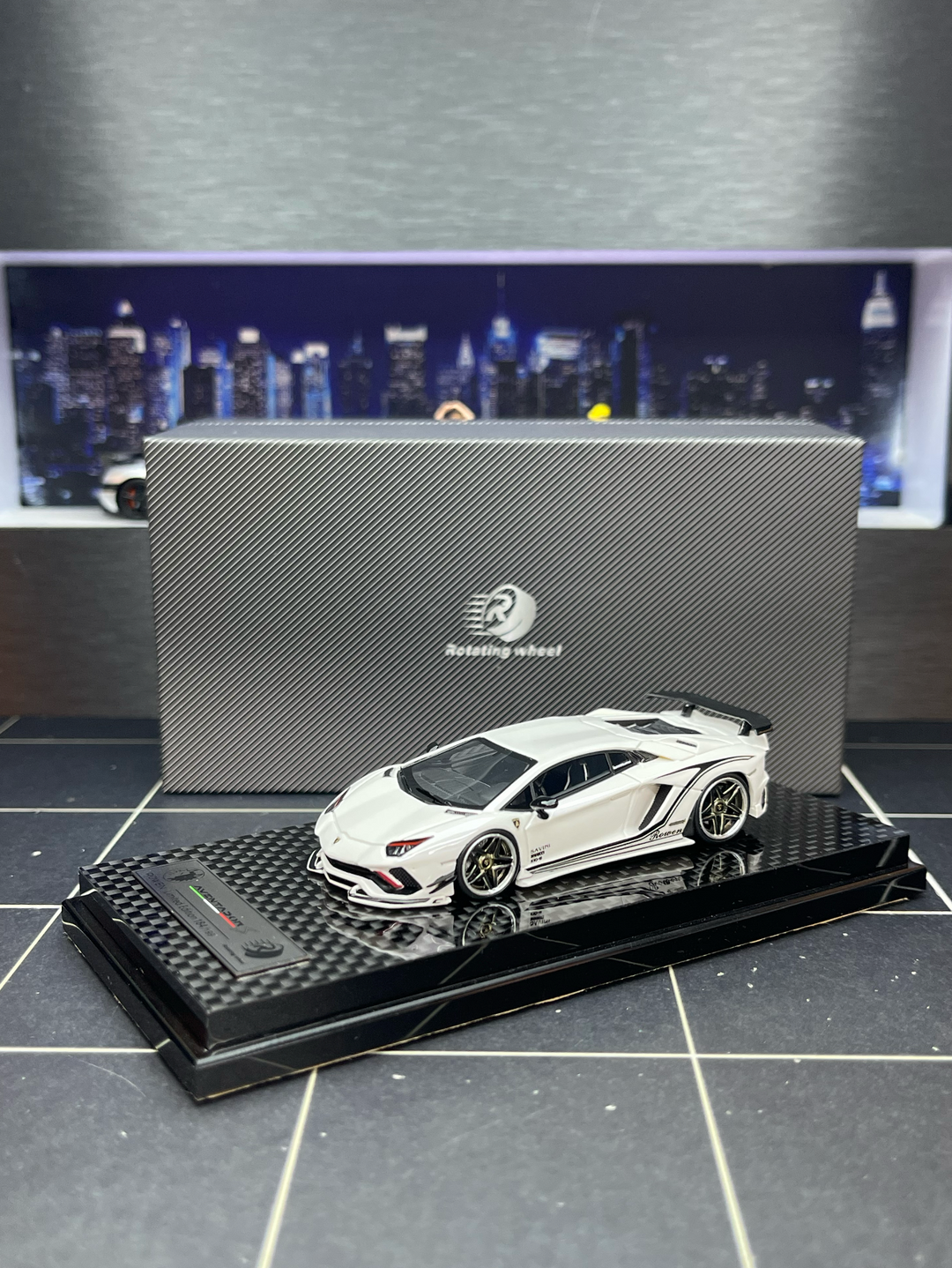 [Preorder] Rotating Wheel 1:64 Rowen Lamborghini Aventador S (4 Colours)